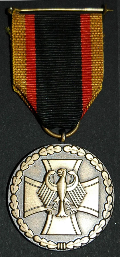 Ehrenmedaille der Bundeswehr am schwarz-rot-goldenen Band