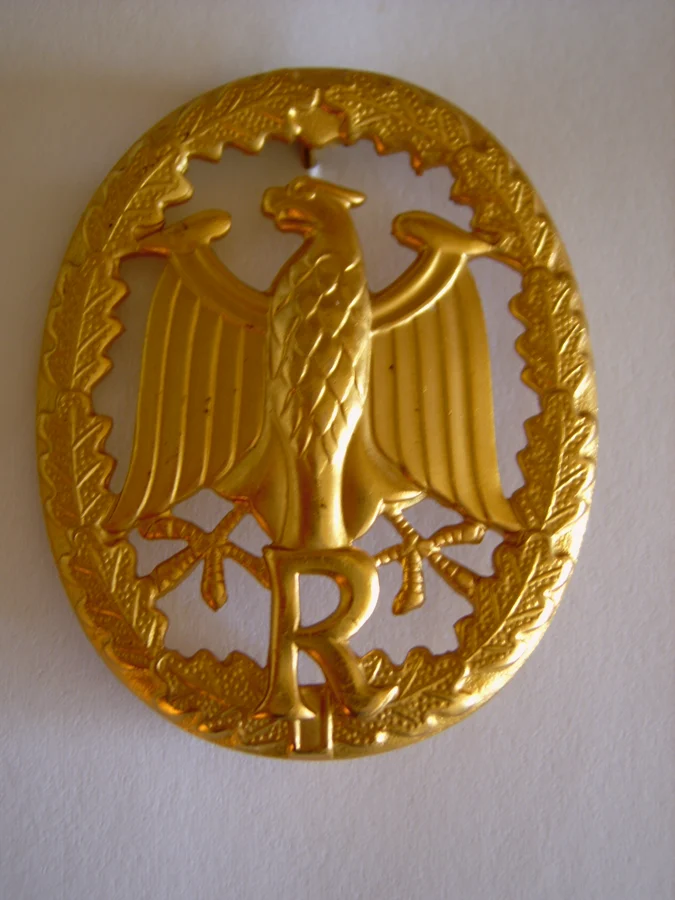 Reservistenleistungsabzeichen in Gold mit dem Buchstaben R