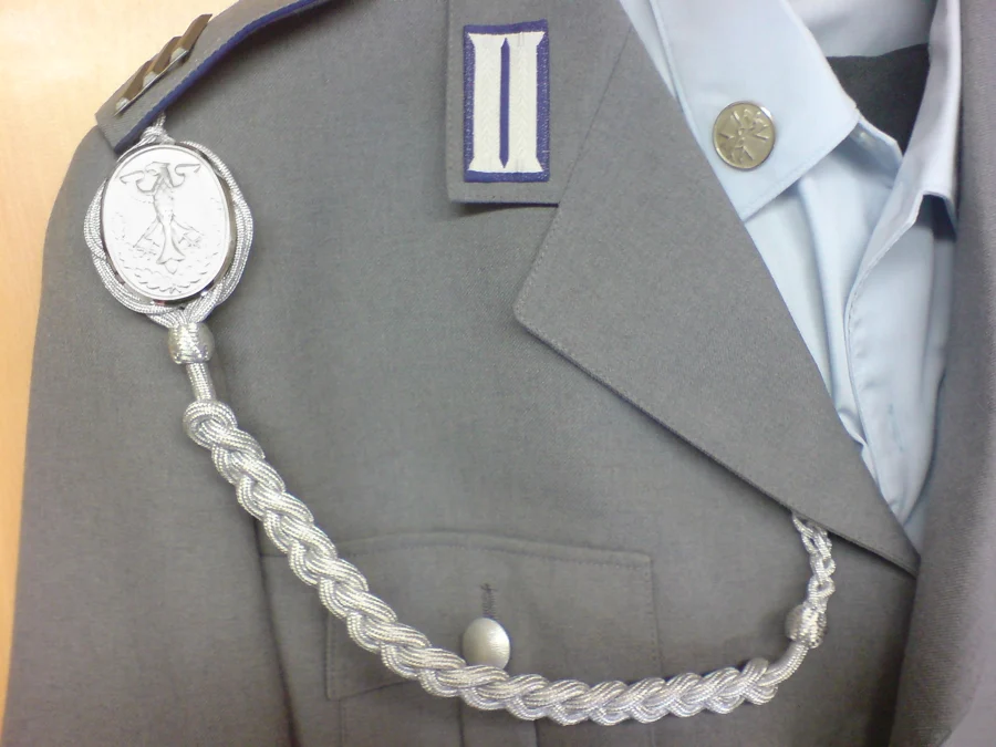 Schützenschnur an der rechten Schulter einer Dienstjacke des Heeres